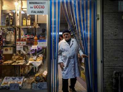 Ad accoglierci � l�85enne proprietario Ottavio Mazzacane, detto Uccio, che ci apre le tendine �vintage� a frange bianche e blu per farci accomodare all�interno